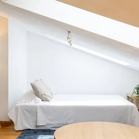 Penthouse In St Montano, Historic Centre, Wifi.